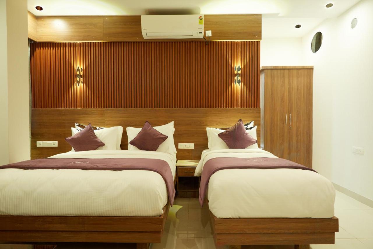 Vovo Premier Hotel Bangalore Bagian luar foto