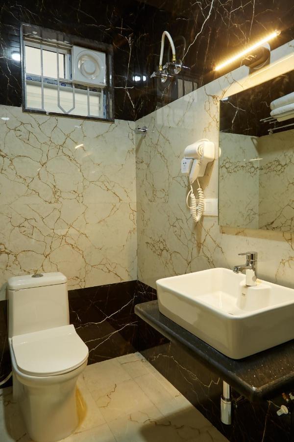 Vovo Premier Hotel Bangalore Bagian luar foto