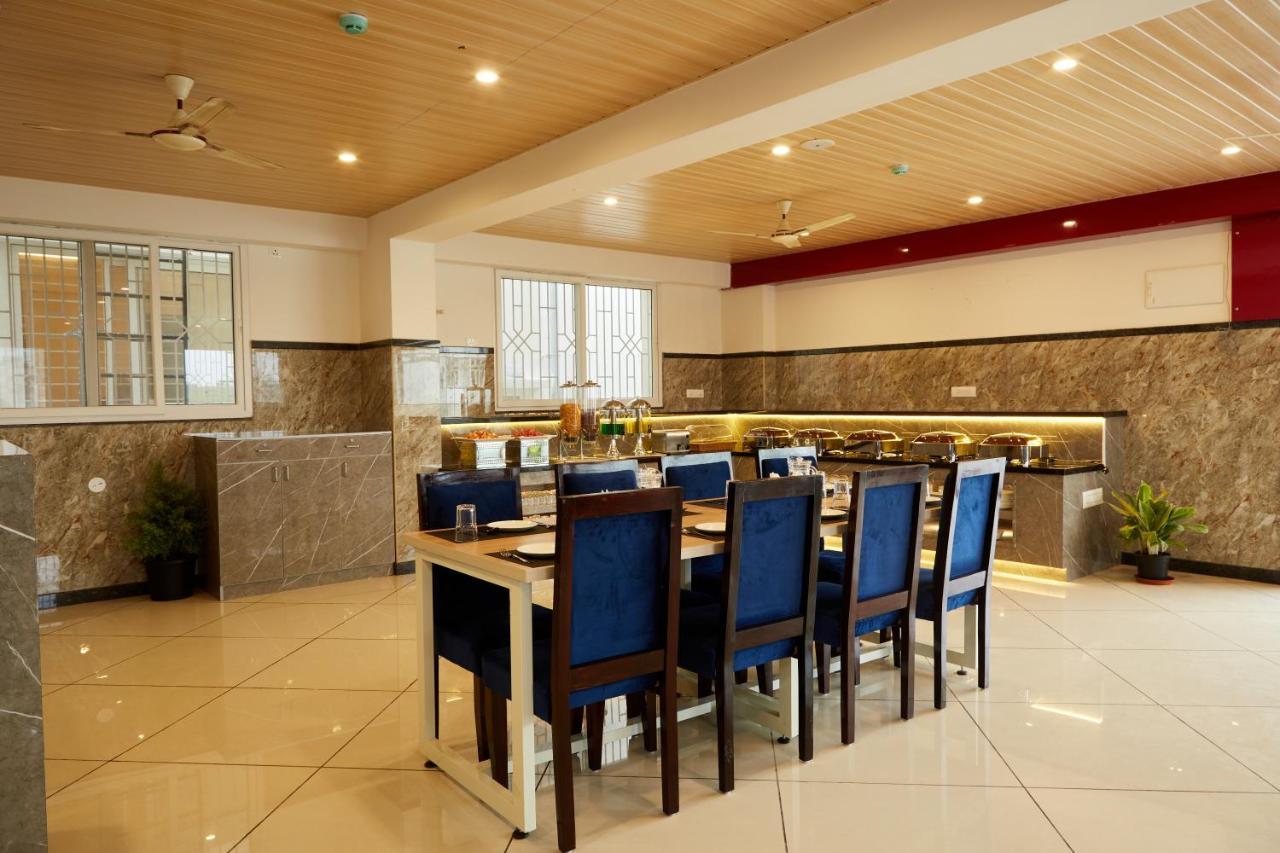 Vovo Premier Hotel Bangalore Bagian luar foto