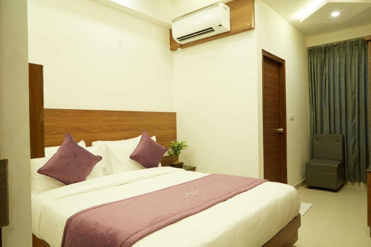 Vovo Premier Hotel Bangalore Bagian luar foto