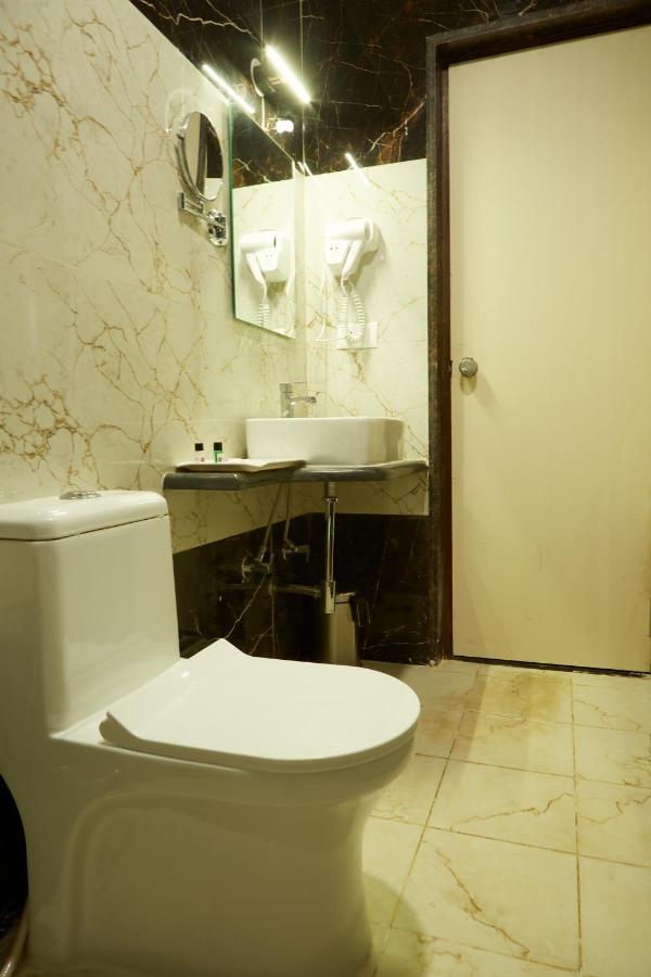Vovo Premier Hotel Bangalore Bagian luar foto