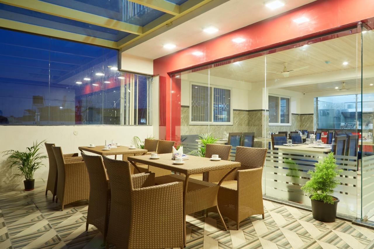 Vovo Premier Hotel Bangalore Bagian luar foto