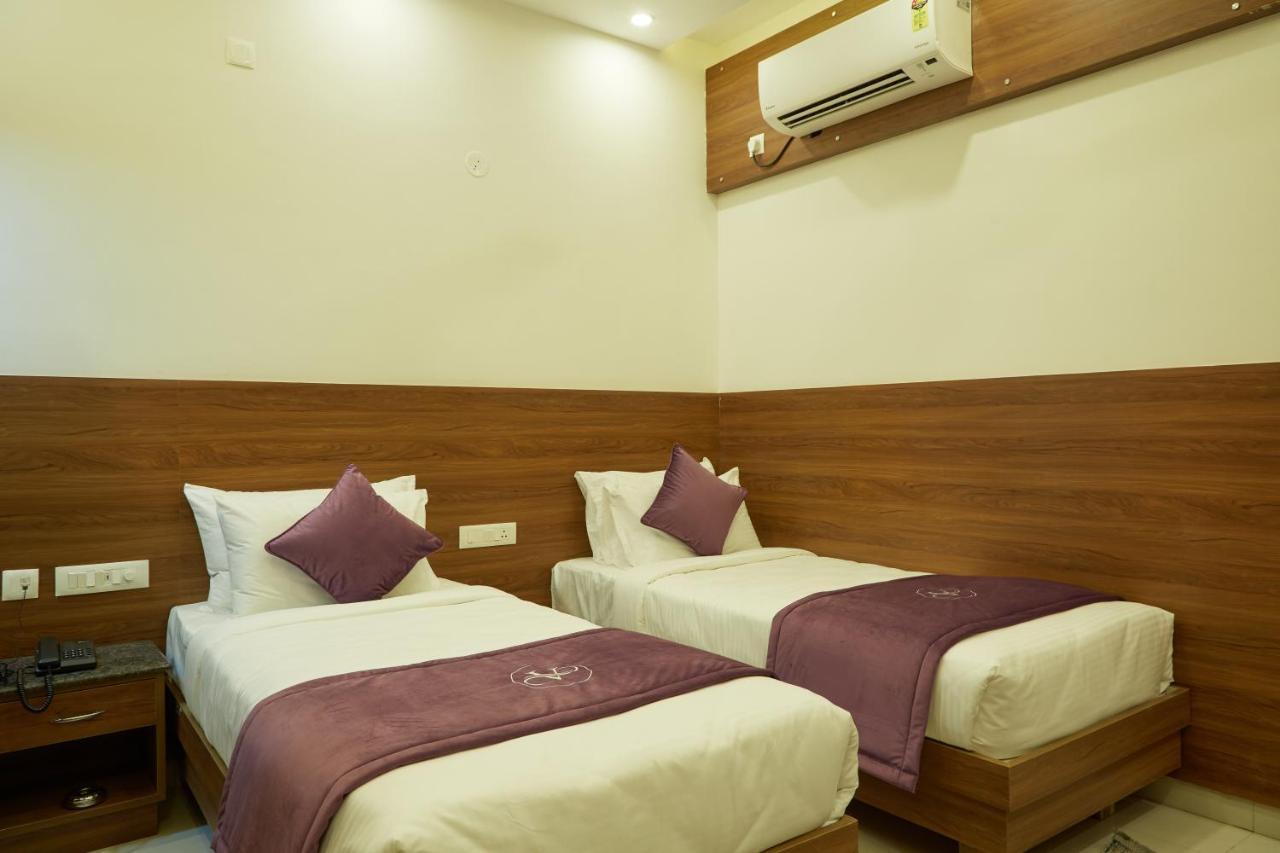 Vovo Premier Hotel Bangalore Bagian luar foto