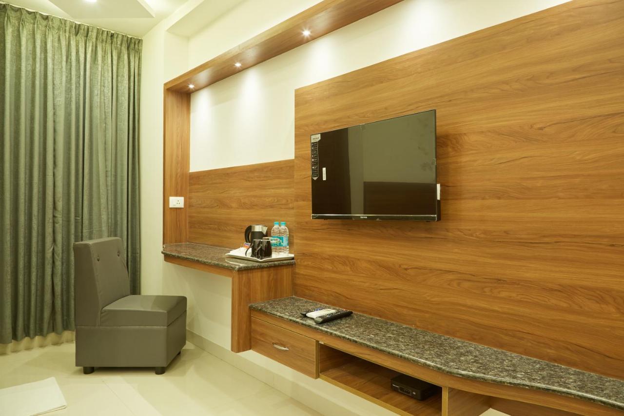 Vovo Premier Hotel Bangalore Bagian luar foto