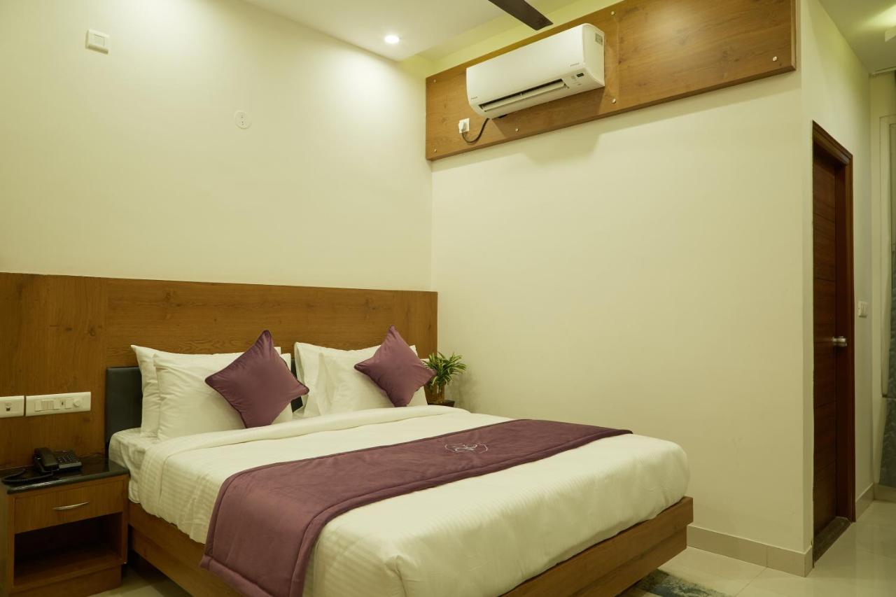 Vovo Premier Hotel Bangalore Bagian luar foto