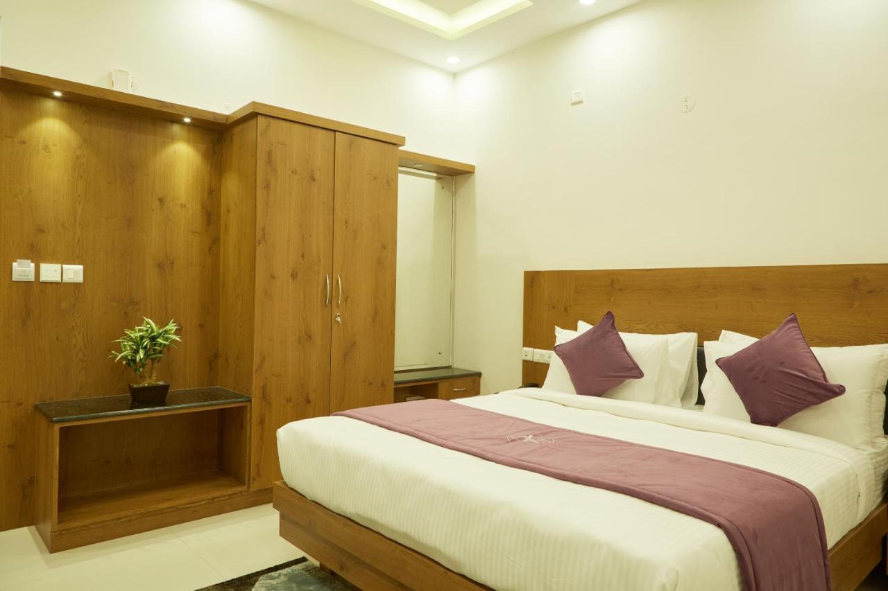 Vovo Premier Hotel Bangalore Bagian luar foto